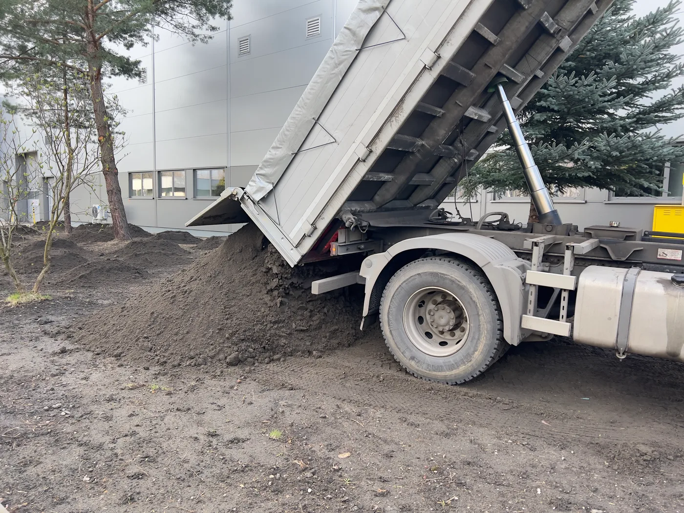 nawiezienie świeżej ziemii ogrodowej za pomocą wywrotki